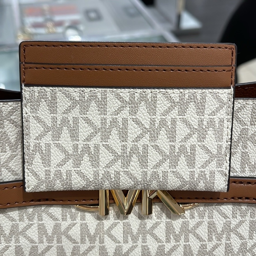 MICHAEL KORS Reed Large Card Holder Case Wallet 
COLOR: Vanilla MK Signature - Picture 10 of 16